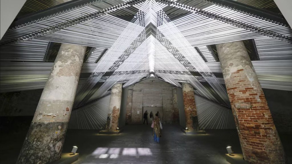 آرچی مور، هنرمند استرالیایی، برندۀ جایزۀ اصلی دوسالانۀ ونیز شد